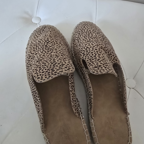 Universal Thread Tan Leopard Print Mules - Picture 2 of 4